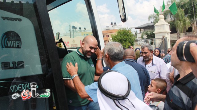 كفرقاسم -فيديو : حجا مبرور وسعيا مشكورا .. حجاج حافلة الحاج احمد الصوص تصل البلدة بسلام ودموع الفرح تغمر الجميع 